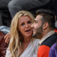Britney Spears avec ses deux enfants Sean et Jayden, et son compagnon Sam Asghari assistent à un match de basket à Los Angeles le 29 novembre 2017.