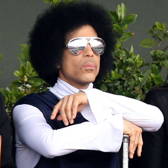 Le chanteur Prince assiste au match entre Rafael Nadal et Dusan Lajovic lors des Internationaux de France de tennis de Roland Garros à Paris, le 2 juin 2014.