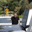 Semi-exclusif - Une vendeuse de voiture de luxe vient faire découvrir une Lamborghini Aventador à Johnny Hallyday chez lui dans sa maison de Los Angeles, le 9 avril 2017.