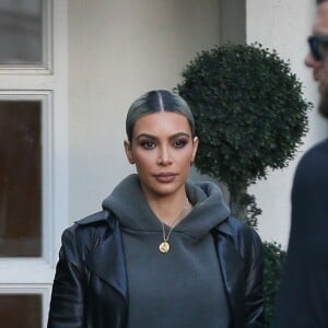 Kim Kardashian à la sortie de la clinique Epione à Beverly Hills, le 7 février 2018  Kim Kardashian checks out following a trip to Epione in Beverly Hills. Kim donned a Yeezy hoodie and shorts with a full length leather jacket. The Kardashian family has been laying low lately while spending time with sister Kylie Jenner's new baby girl named Stormi. 7th february 201807/02/2018 - Beverly Hills