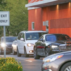 Exclusif - Kim Kardashian et sa soeur Khloe Kardashian enceinte vont se rendent au McDrive en Rolls-Royce Phantom le 7 février 2018.  Exclusive - For Germany call for price - Calabasas, CA - Pregnant Khloe Kardashian can't refuse want her expecting baby wants as she goes through the McDonald's drive-thru to get another bite to eat after having lunch earlier at Catch LA while Kim sat in the passenger side. The car behind them noticed it was Khloe and Kim and can be seen try to snap a photo with their phone.07/02/2018 - Calabasas