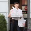 Exclusif - Brooklyn Beckham quitte la pizzeria Vita Pizza à Los Angeles. Le 11 février 2018.