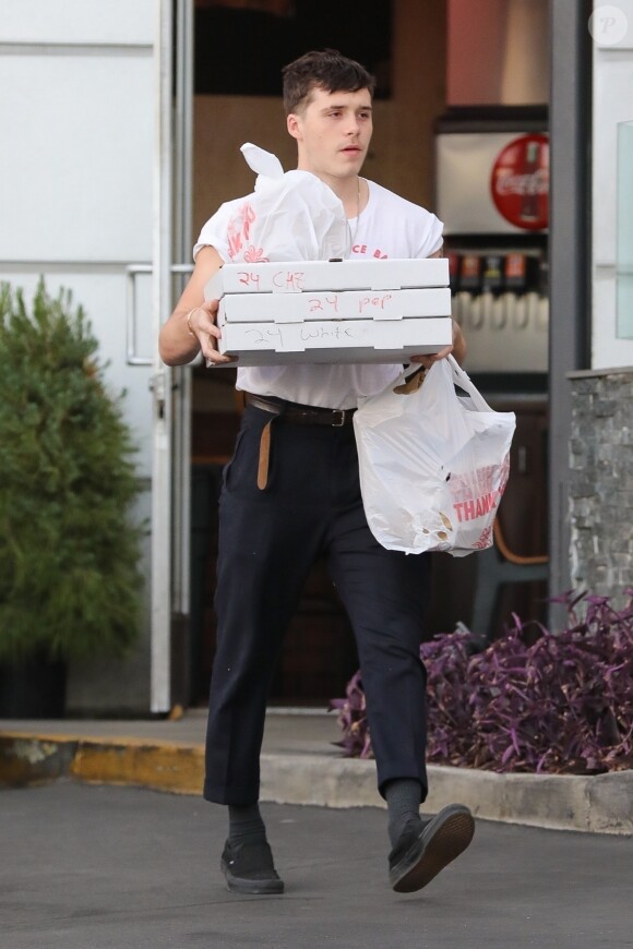Exclusif - Brooklyn Beckham quitte la pizzeria Vita Pizza à Los Angeles. Le 11 février 2018.