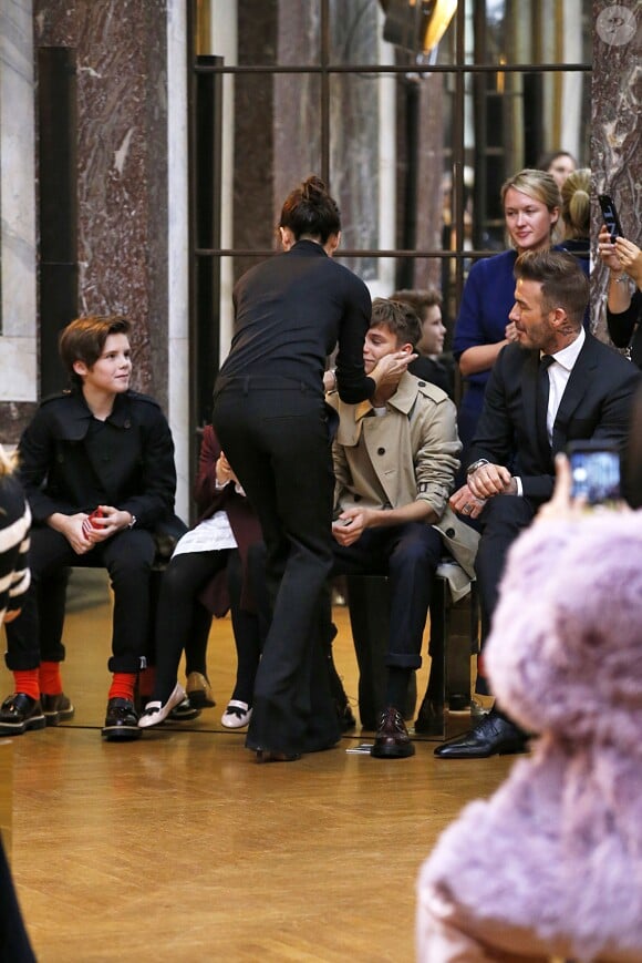 Victoria Beckham embrasse son mari David Beckham et leurs enfants Romeo, Cruz et Harper à l'issue du défilé Victoria Beckham. New York, le 11 février 2018.