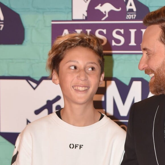 David Guetta et son fils Tim Elvis à la soirée MTV Europe Music Awards au Arena Wembley à Londres, le 12 novembre 2017