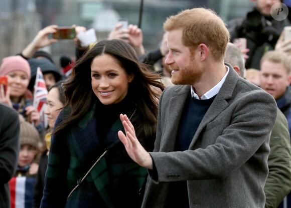 Le prince Harry et Meghan Markle saluent les habitants d'Edimbourg sur l'esplanade du château le 13 février 2018. 