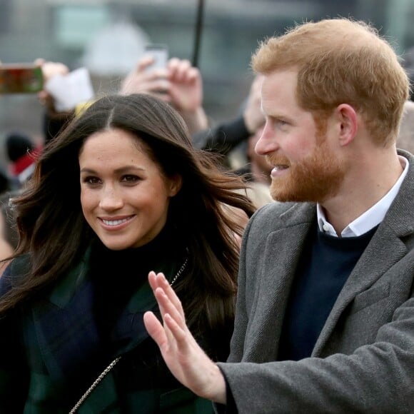 Le prince Harry et Meghan Markle saluent les habitants d'Edimbourg sur l'esplanade du château le 13 février 2018. 