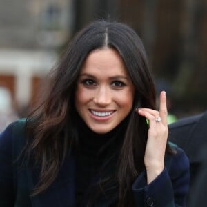 Le prince Harry et Meghan Markle saluent les habitants d'Edimbourg sur l'esplanade du château le 13 février 2018. 