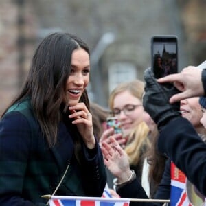 Le prince Harry et Meghan Markle saluent les habitants d'Edimbourg sur l'esplanade du château le 13 février 2018. 