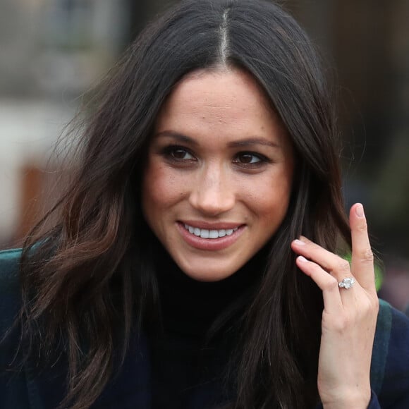 Le prince Harry et Meghan Markle saluent les habitants d'Edimbourg sur l'esplanade du château le 13 février 2018. 