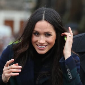 Le prince Harry et Meghan Markle saluent les habitants d'Edimbourg sur l'esplanade du château le 13 février 2018. 