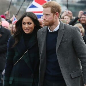 Le prince Harry et Meghan Markle saluent les habitants d'Edimbourg sur l'esplanade du château le 13 février 2018. 