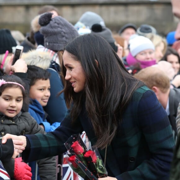 Le prince Harry et Meghan Markle saluent les habitants d'Edimbourg sur l'esplanade du château le 13 février 2018. 