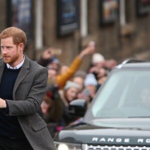 Le prince Harry et Meghan Markle saluent les habitants d'Edimbourg sur l'esplanade du château le 13 février 2018. 