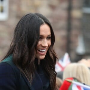 Le prince Harry et Meghan Markle saluent les habitants d'Edimbourg sur l'esplanade du château le 13 février 2018. 