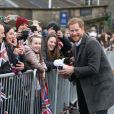  Le prince Harry et Meghan Markle saluent les habitants d'Edimbourg sur l'esplanade du château le 13 février 2018.  