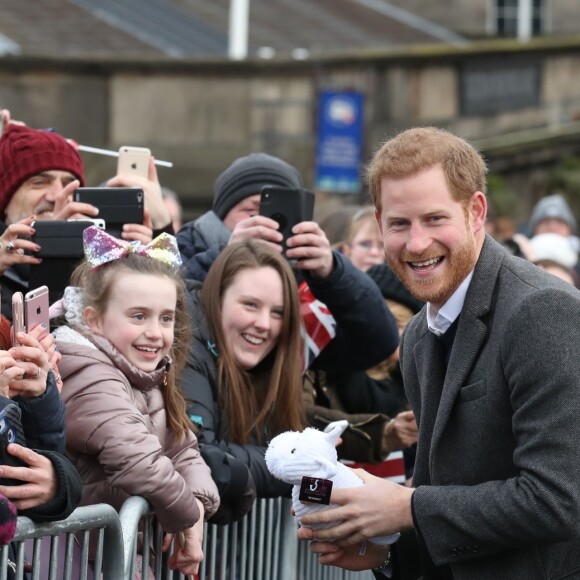 Le prince Harry et Meghan Markle saluent les habitants d'Edimbourg sur l'esplanade du château le 13 février 2018. 