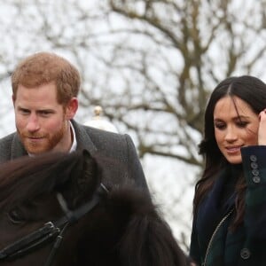 Le prince Harry et Meghan Markle saluent les habitants d'Edimbourg sur l'esplanade du château le 13 février 2018. 