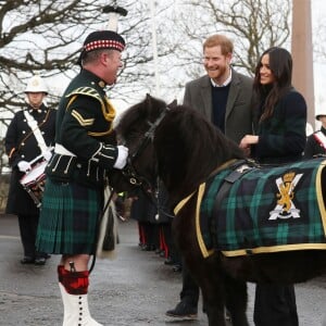 Le prince Harry et Meghan Markle saluent les habitants d'Edimbourg sur l'esplanade du château le 13 février 2018. 