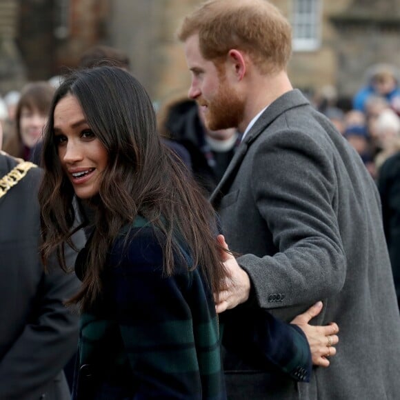 Le prince Harry et Meghan Markle saluent les habitants d'Edimbourg sur l'esplanade du château le 13 février 2018. 