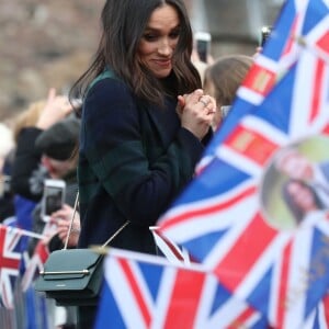 Le prince Harry et Meghan Markle saluent les habitants d'Edimbourg sur l'esplanade du château le 13 février 2018. 