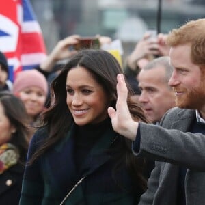 Le prince Harry et Meghan Markle saluent les habitants d'Edimbourg sur l'esplanade du château le 13 février 2018. 