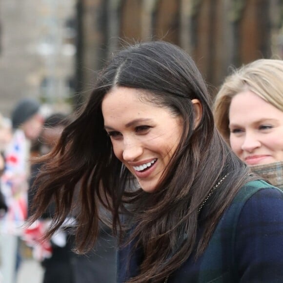 Le prince Harry et Meghan Markle saluent les habitants d'Edimbourg sur l'esplanade du château le 13 février 2018. 