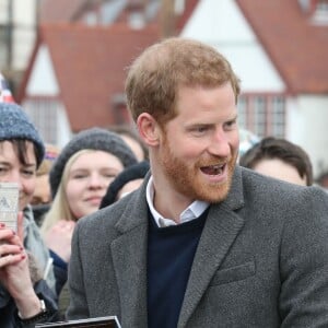 Le prince Harry et Meghan Markle saluent les habitants d'Edimbourg sur l'esplanade du château le 13 février 2018. 