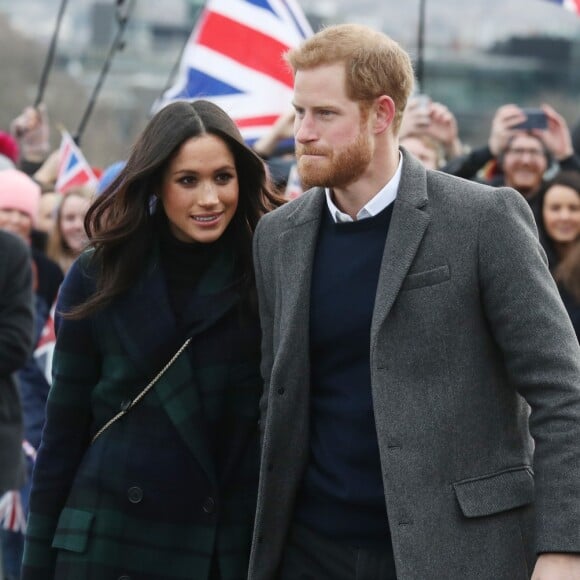 Le prince Harry et Meghan Markle saluent les habitants d'Edimbourg sur l'esplanade du château le 13 février 2018. 