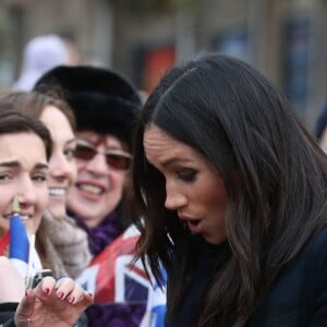 Le prince Harry et Meghan Markle saluent les habitants d'Edimbourg sur l'esplanade du château le 13 février 2018. 