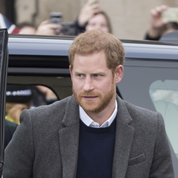 Le prince Harry et Meghan Markle saluent les habitants d'Edimbourg sur l'esplanade du château le 13 février 2018. 