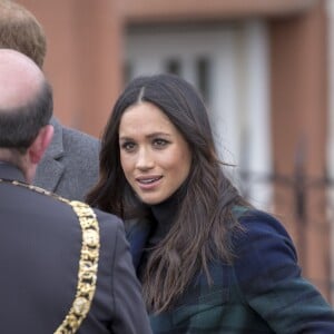 Le prince Harry et Meghan Markle saluent les habitants d'Edimbourg sur l'esplanade du château le 13 février 2018. 