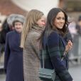  Le prince Harry et Meghan Markle saluent les habitants d'Edimbourg sur l'esplanade du château le 13 février 2018.  