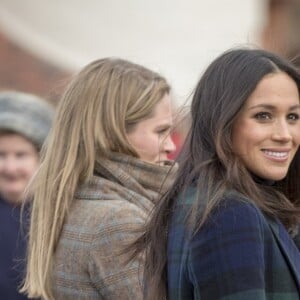 Le prince Harry et Meghan Markle saluent les habitants d'Edimbourg sur l'esplanade du château le 13 février 2018. 