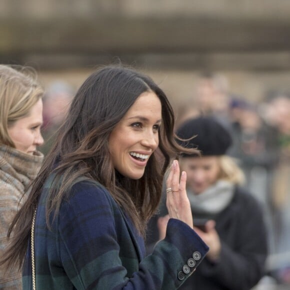 Le prince Harry et Meghan Markle saluent les habitants d'Edimbourg sur l'esplanade du château le 13 février 2018. 