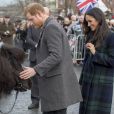  Le prince Harry et Meghan Markle saluent les habitants d'Edimbourg sur l'esplanade du château le 13 février 2018.  
