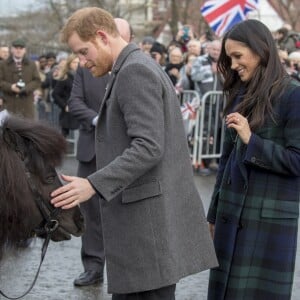 Le prince Harry et Meghan Markle saluent les habitants d'Edimbourg sur l'esplanade du château le 13 février 2018. 