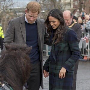 Le prince Harry et Meghan Markle saluent les habitants d'Edimbourg sur l'esplanade du château le 13 février 2018. 