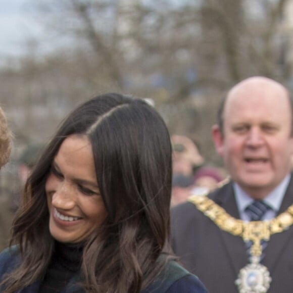 Le prince Harry et Meghan Markle saluent les habitants d'Edimbourg sur l'esplanade du château le 13 février 2018. 