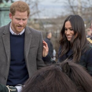 Le prince Harry et Meghan Markle saluent les habitants d'Edimbourg sur l'esplanade du château le 13 février 2018. 