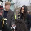 Le prince Harry et Meghan Markle saluent les habitants d'Edimbourg sur l'esplanade du château le 13 février 2018.