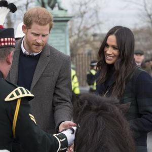 Le prince Harry et Meghan Markle saluent les habitants d'Edimbourg sur l'esplanade du château le 13 février 2018. 