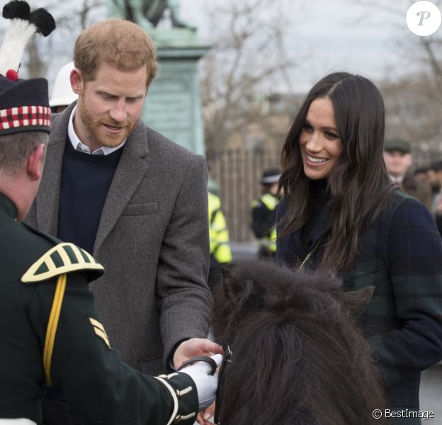 Le prince Harry et Meghan Markle saluent les habitants d'Edimbourg sur l'esplanade du château le 13 février 2018.