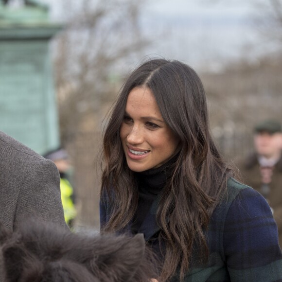 Le prince Harry et Meghan Markle saluent les habitants d'Edimbourg sur l'esplanade du château le 13 février 2018. 