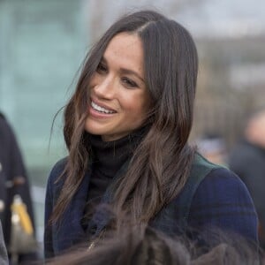 Le prince Harry et Meghan Markle saluent les habitants d'Edimbourg sur l'esplanade du château le 13 février 2018. 