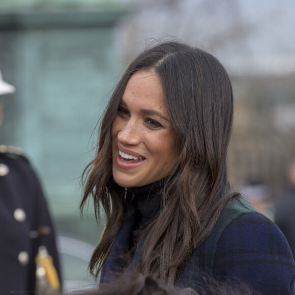 Le prince Harry et Meghan Markle saluent les habitants d'Edimbourg sur l'esplanade du château le 13 février 2018. 