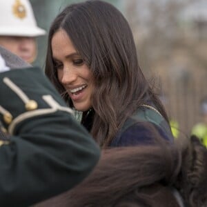 Le prince Harry et Meghan Markle saluent les habitants d'Edimbourg sur l'esplanade du château le 13 février 2018. 