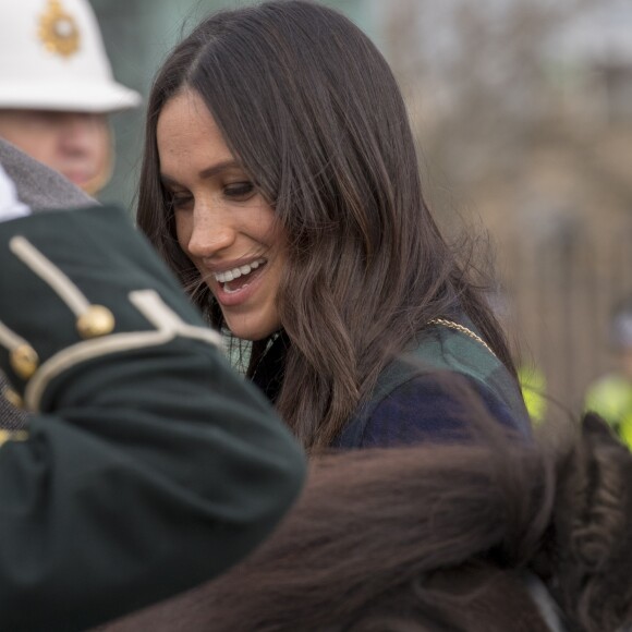 Le prince Harry et Meghan Markle saluent les habitants d'Edimbourg sur l'esplanade du château le 13 février 2018. 