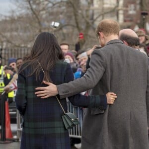 Le prince Harry et Meghan Markle saluent les habitants d'Edimbourg sur l'esplanade du château le 13 février 2018. 