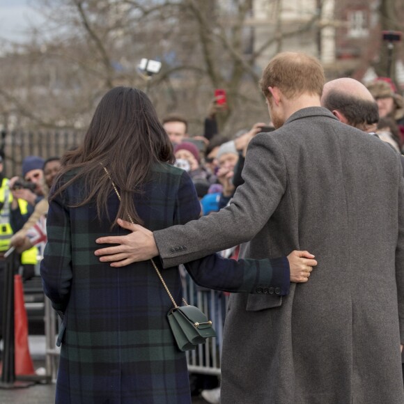 Le prince Harry et Meghan Markle saluent les habitants d'Edimbourg sur l'esplanade du château le 13 février 2018. 